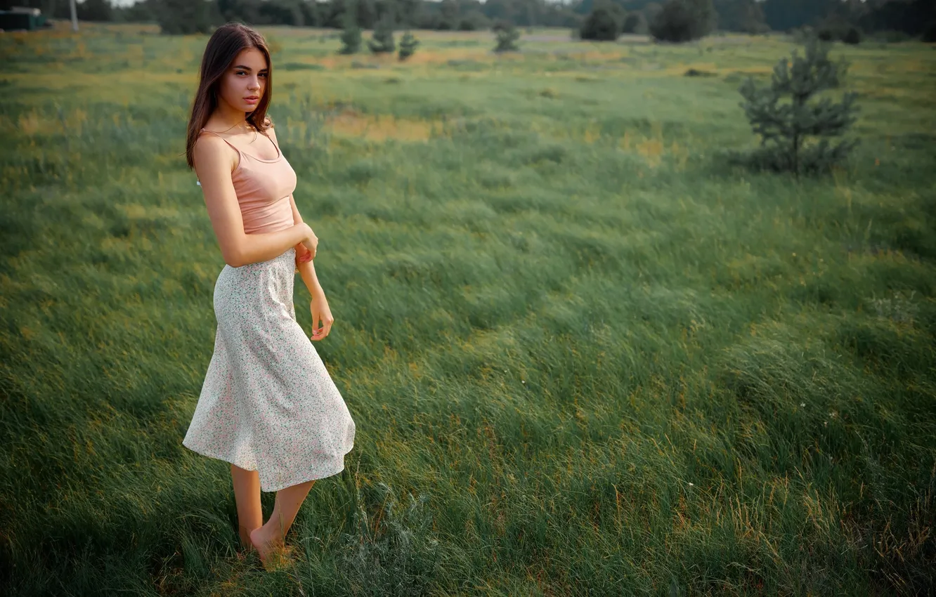 Фото обои девушка, grass, field, nature, barefoot, model, brunette, skirt