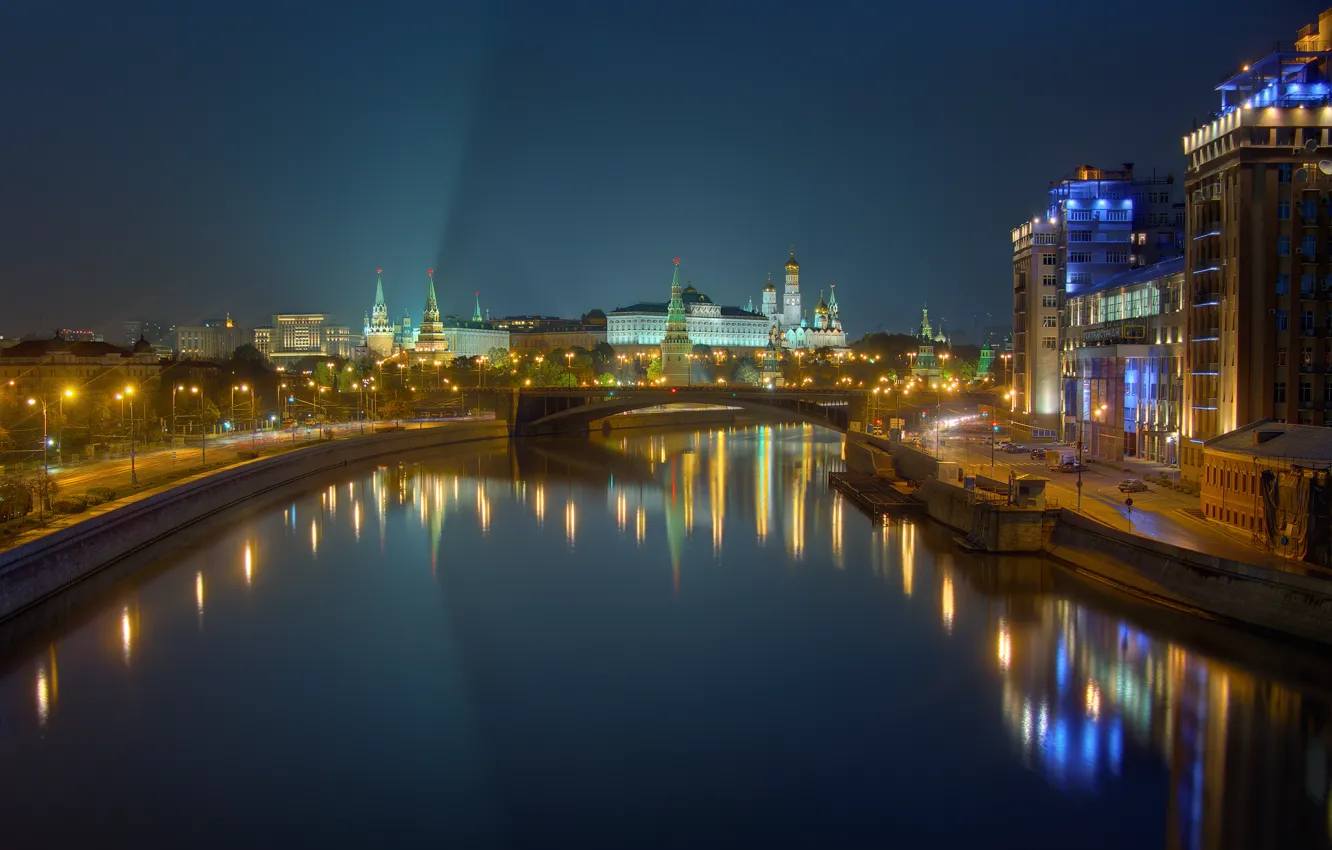 Фото обои город, огни, река, здания, вечер, фонари, Москва, башни