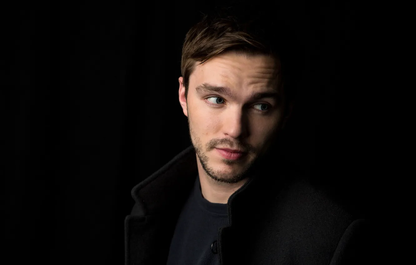 Фото обои актер, черный фон, пальто, фотосессия, Николас Холт, Nicholas Hoult, Amy Sussman