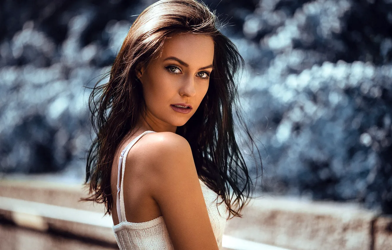 Фото обои girl, long hair, photo, photographer, blue eyes, model, bokeh, lips