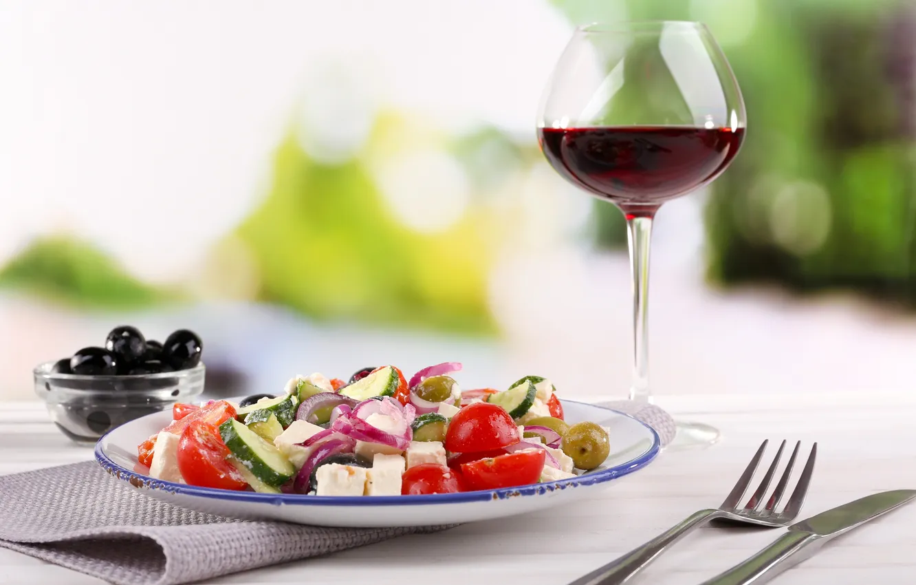 Фото обои вино, бокал, вилка, оливки, салфетка, салат