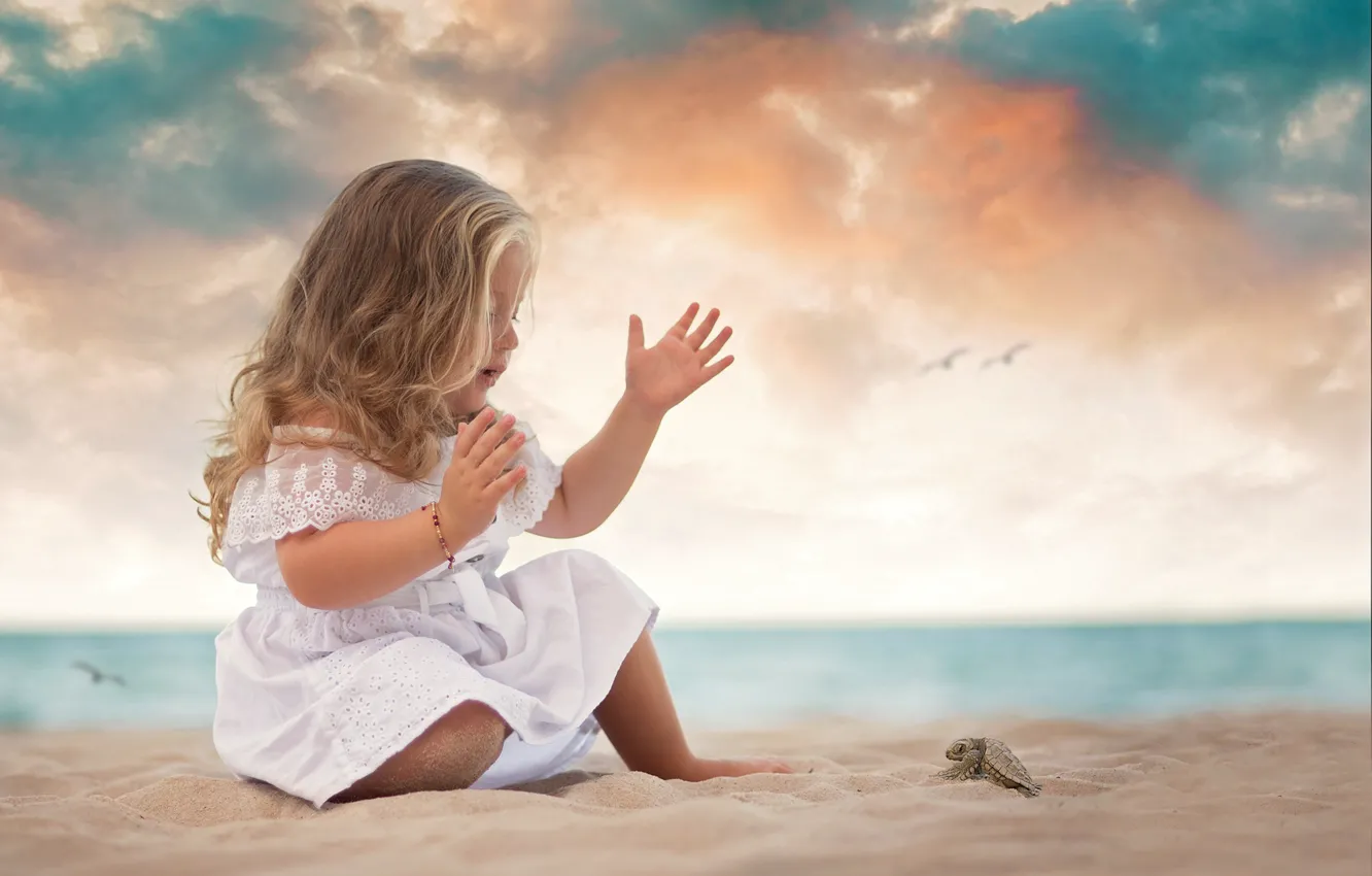 Фото обои песок, море, берег, платье, девочка, малышка, ребёнок, черепашка