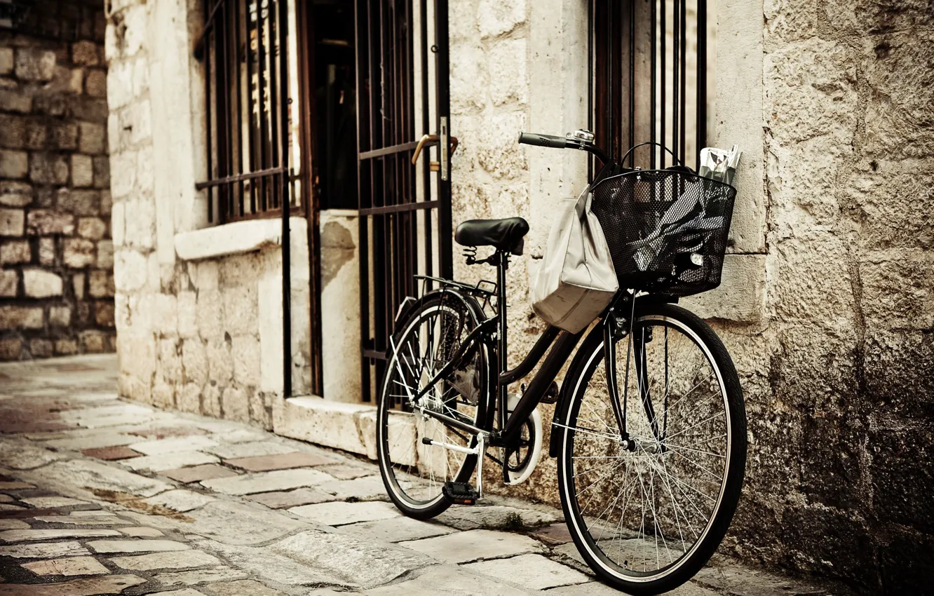 Фото обои велосипед, город, фон, обои, улица, корзина, настроения, колеса