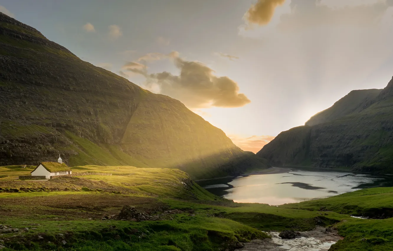 Фото обои поле, небо, свет, горы, озеро, скалы, холмы, берег