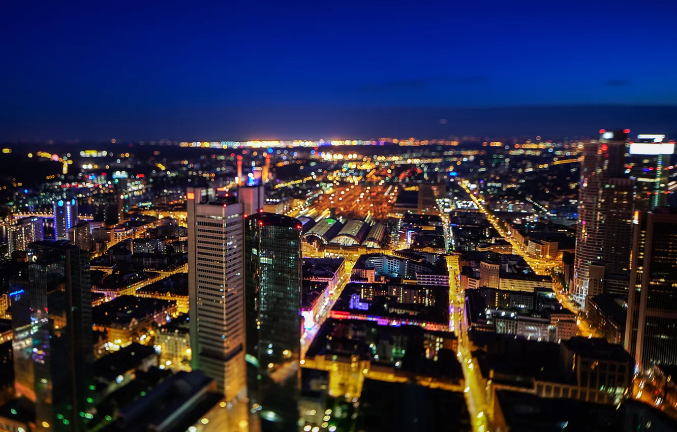 Фото обои ночь, город, огни, здания, дома, небоскребы, Германия, панорама