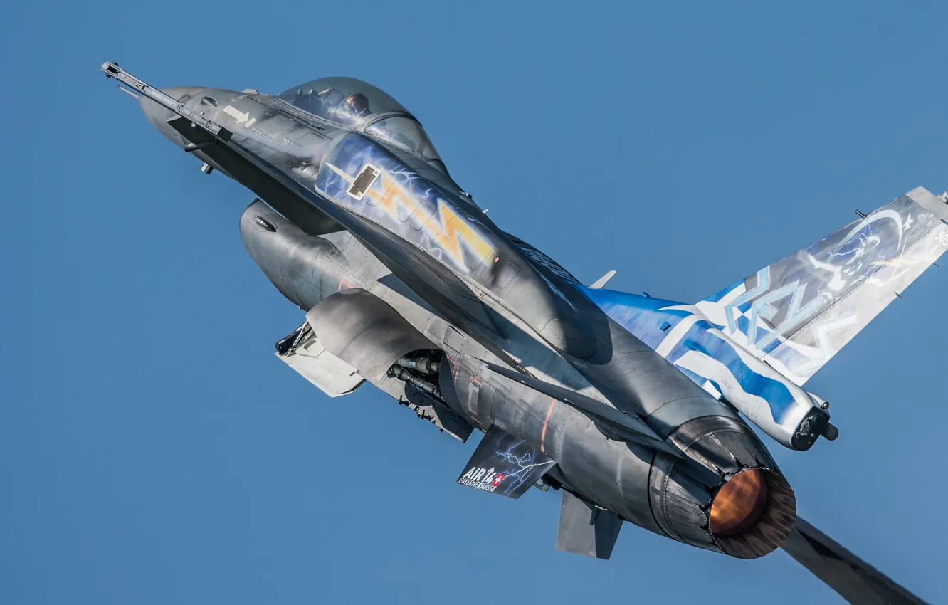 Фото обои полет, истребитель, F-16, Fighting Falcon, многоцелевой