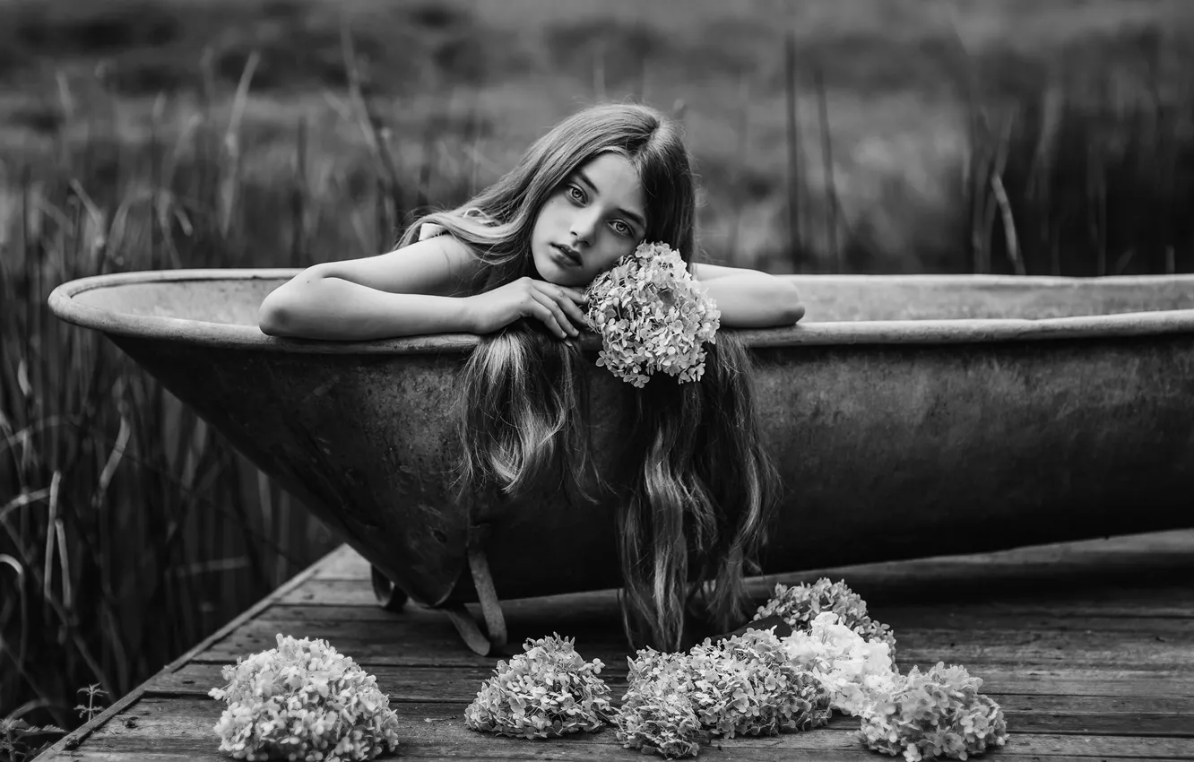 Фото обои цветы, девочка, ванна, монохром, Paulina Stalij-Duczman