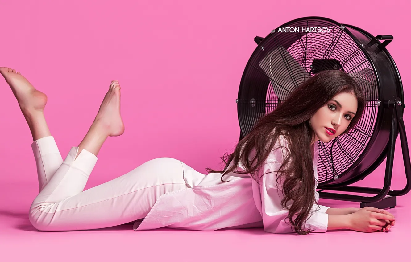 Фото обои взгляд, девушка, поза, ноги, вентилятор, розовый фон, длинные волосы, брюки