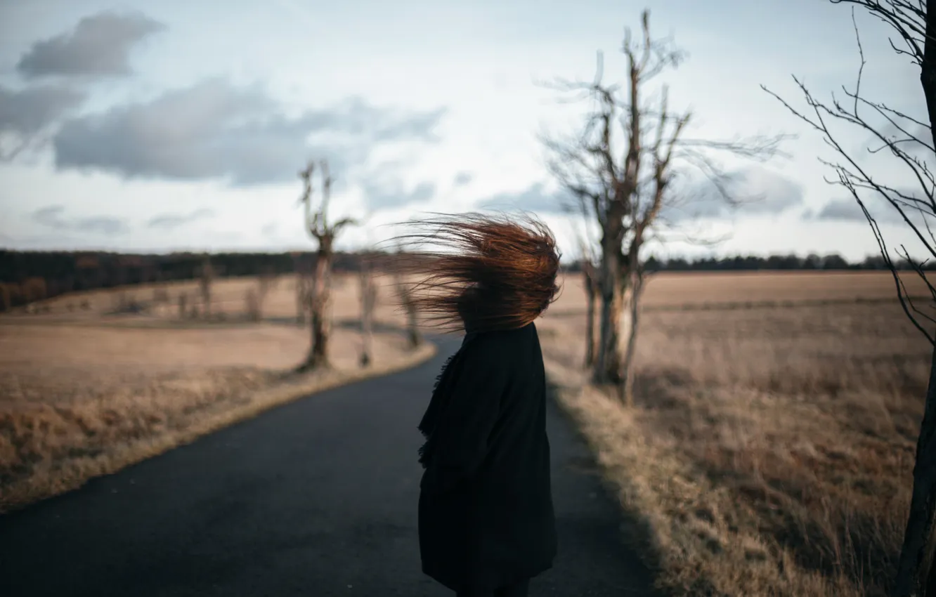Фото обои дорога, девушка, ветер, волосы