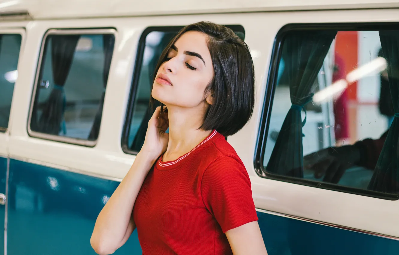 Фото обои красивая девушка, микроавтобус, закрытые глаза, короткая стрижка, длинная шея, милая боюнетка, красная футболка