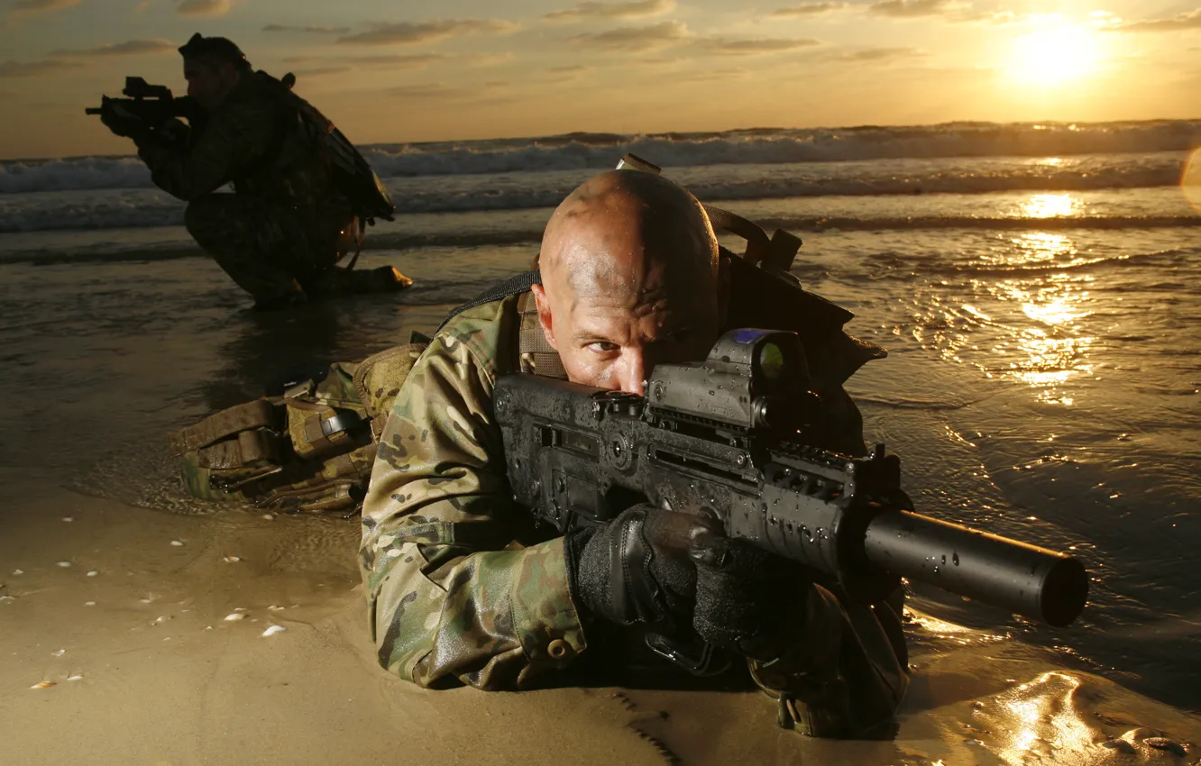 Фото обои пистолет, солдат, лысый, автомат, пулемет, глушитель, пламегаситель