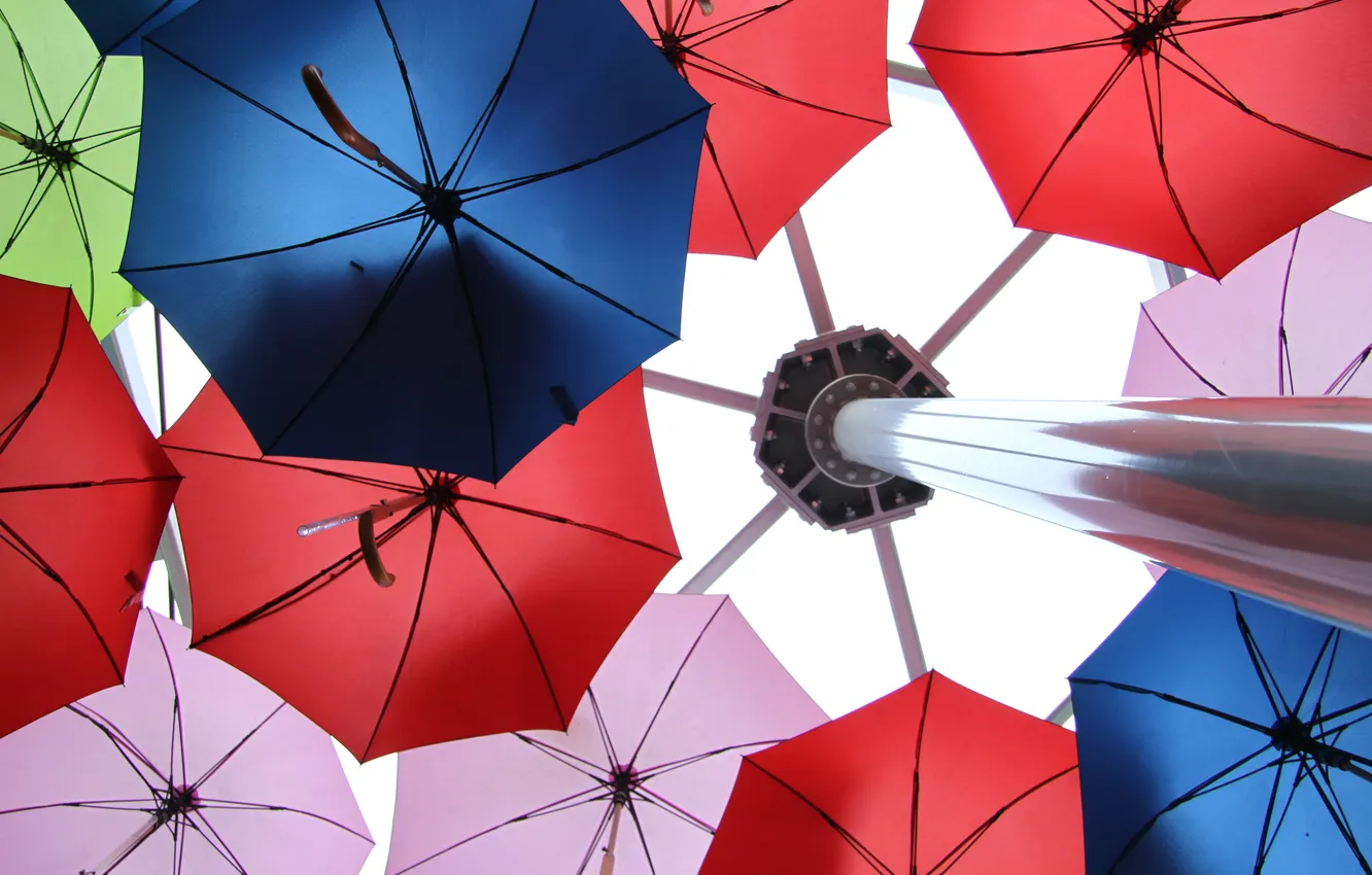 Фото обои цветные, цвет, столб, зонт, зонты, ракурс, колонна
