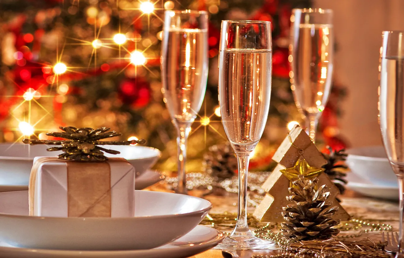Фото обои праздник, подарок, елка, бокалы, шампанское, ёлочка, шишка, новогодних огней
