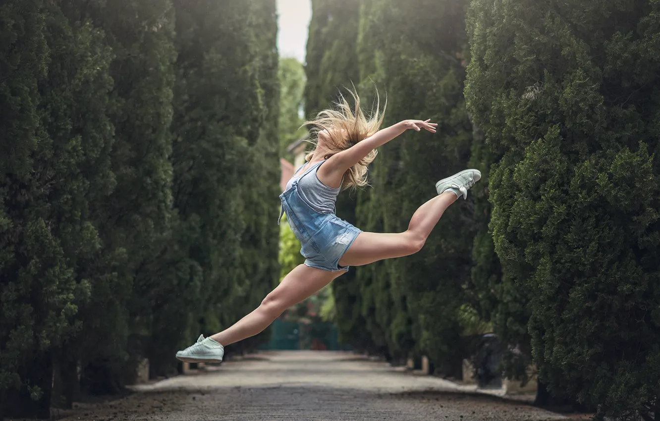 Фото обои девушка, прыжок, шорты, аллея, Marion Limerat