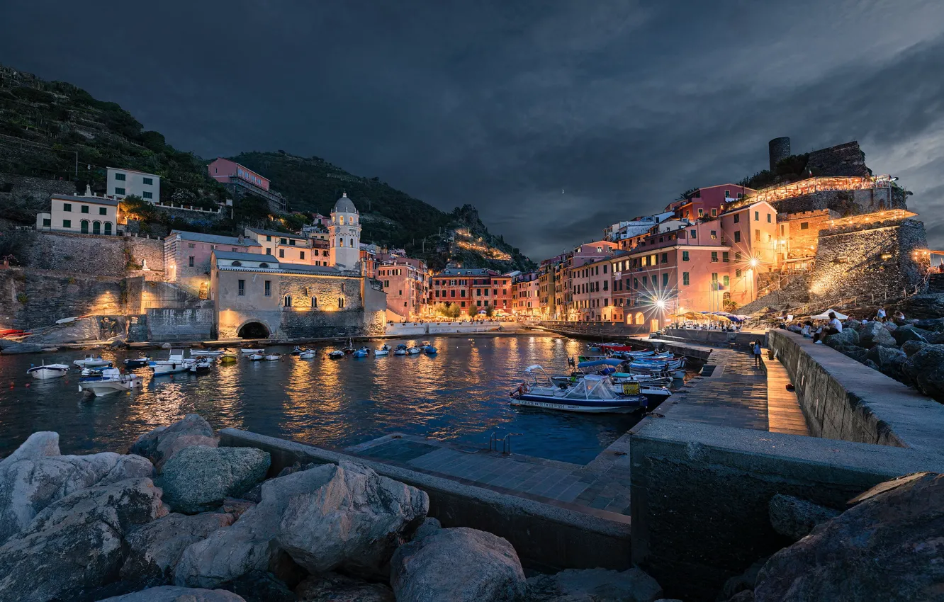 Фото обои камни, здания, дома, бухта, лодки, вечер, причал, Италия