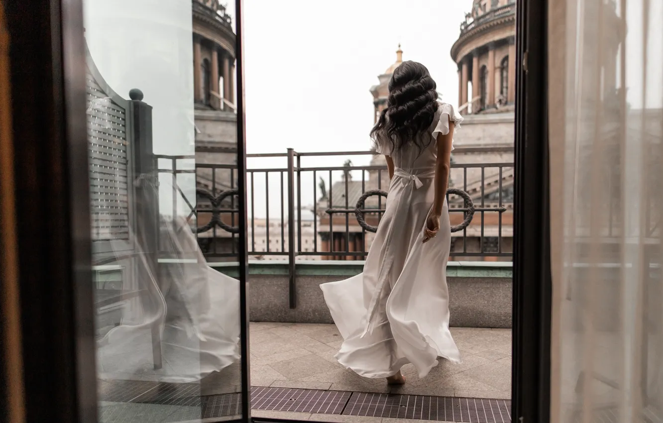Фото обои девушка, платье, брюнетка, балкон, локоны, Юлия Семёнова