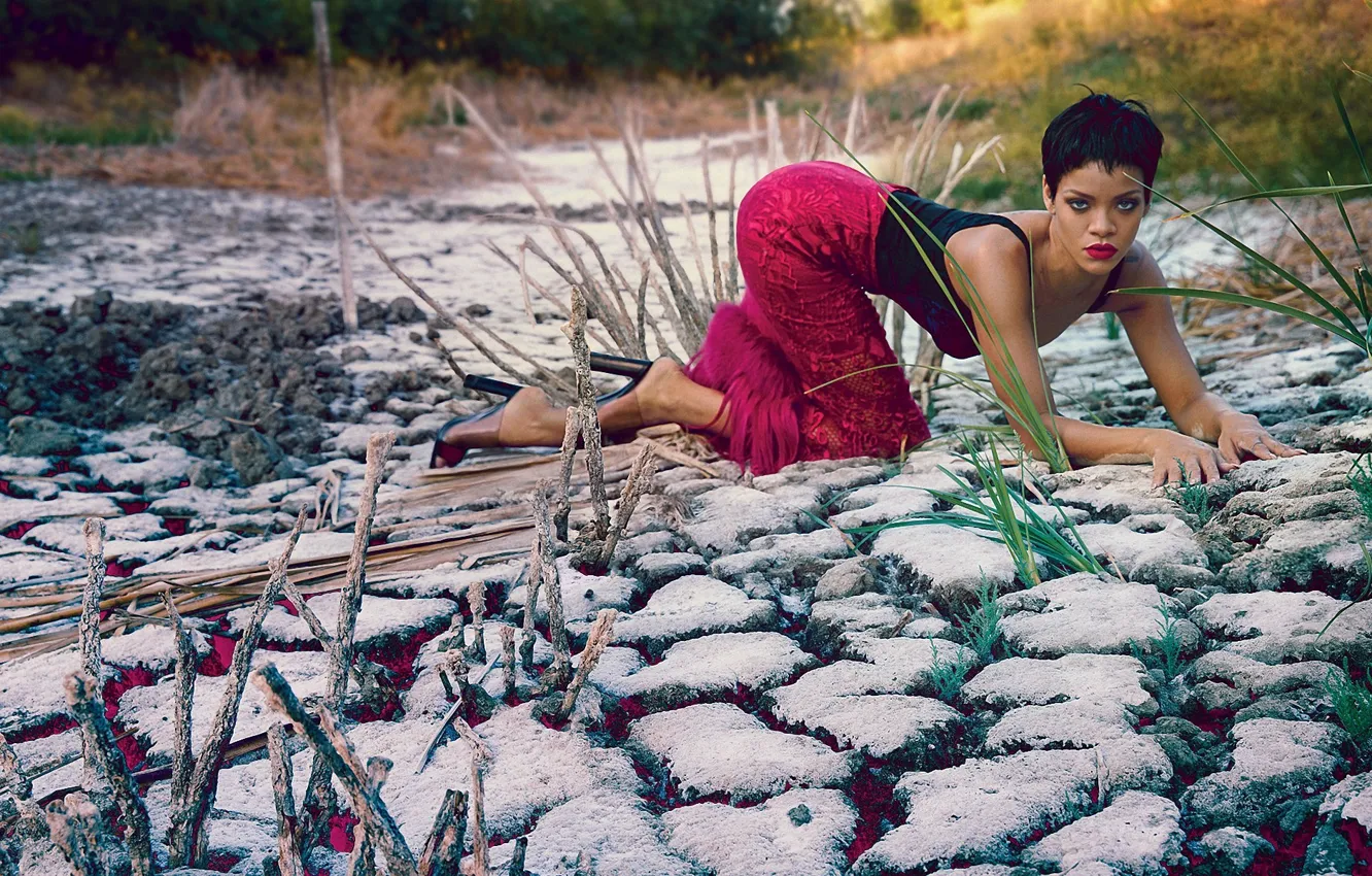 Фото обои трава, девушка, поза, земля, певица, rihanna, фотосессия