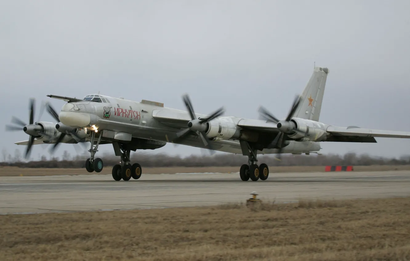 Фото обои медведь, бомбардировщик, посадка, Стратегический, Ту-95МС