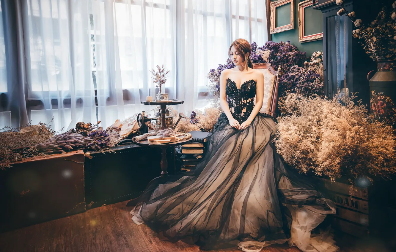 Фото обои девушка, цветы, поза, стиль, комната, интерьер, кресло, платье