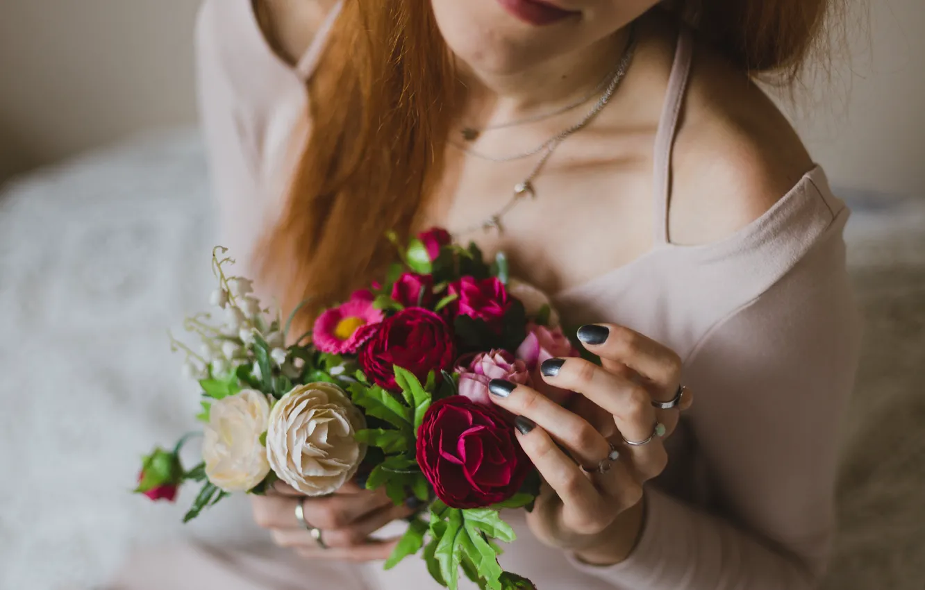 Фото обои девушка, цветы, букет, руки, кольцо