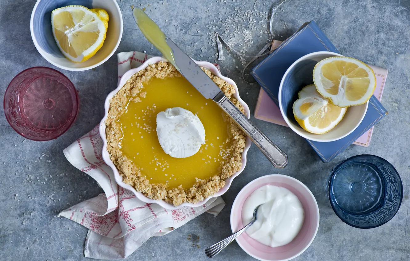 Фото обои пирог, нож, стаканы, лимоны, лимонный пирог