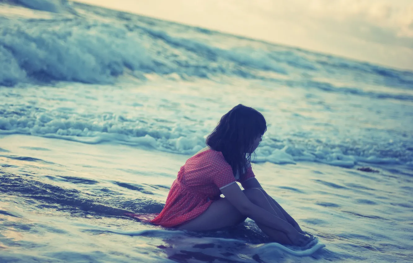 Фото обои море, вода, девушка, река, розовый, настроения, волна, сидит