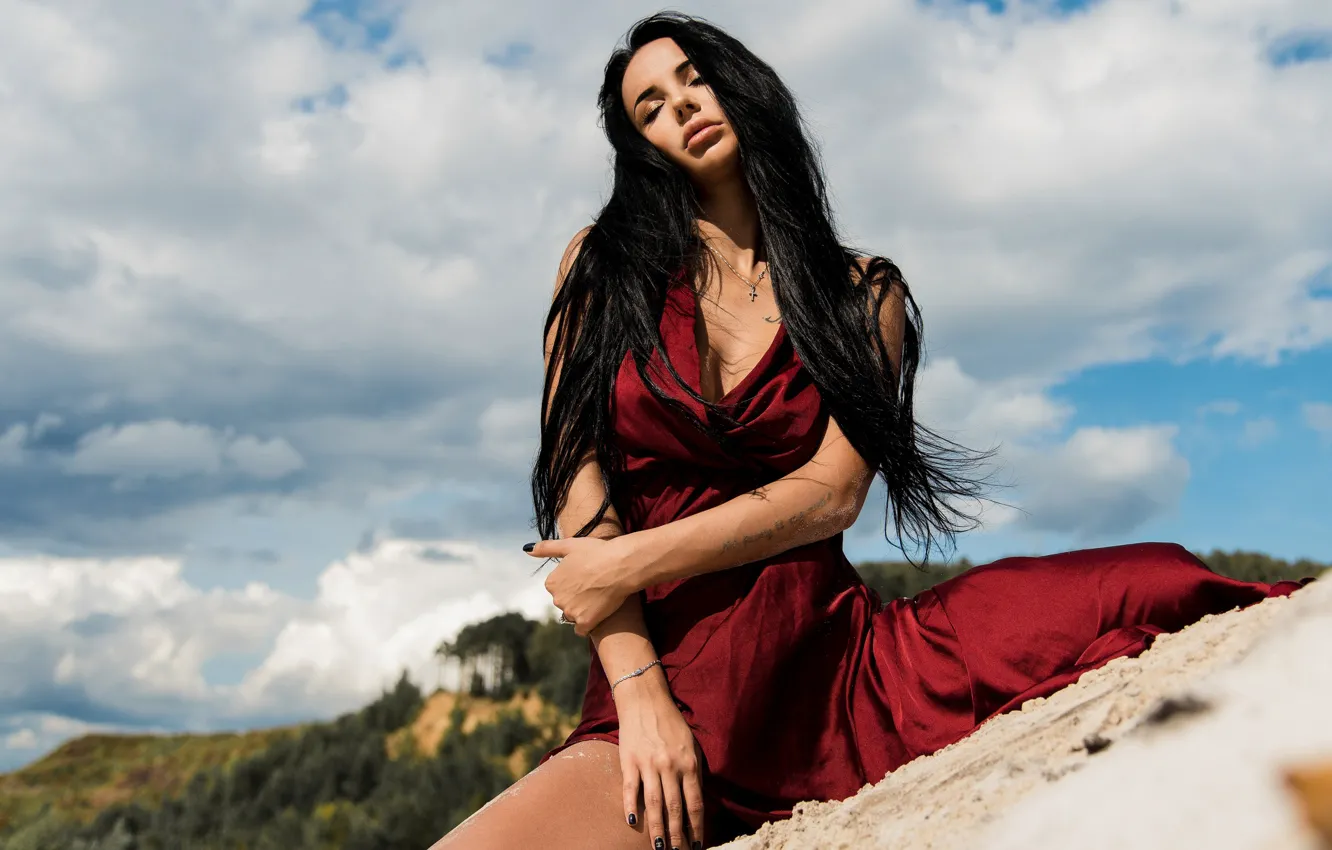 Фото обои песок, небо, девушка, поза, платье, длинные волосы, Андрей Суровый