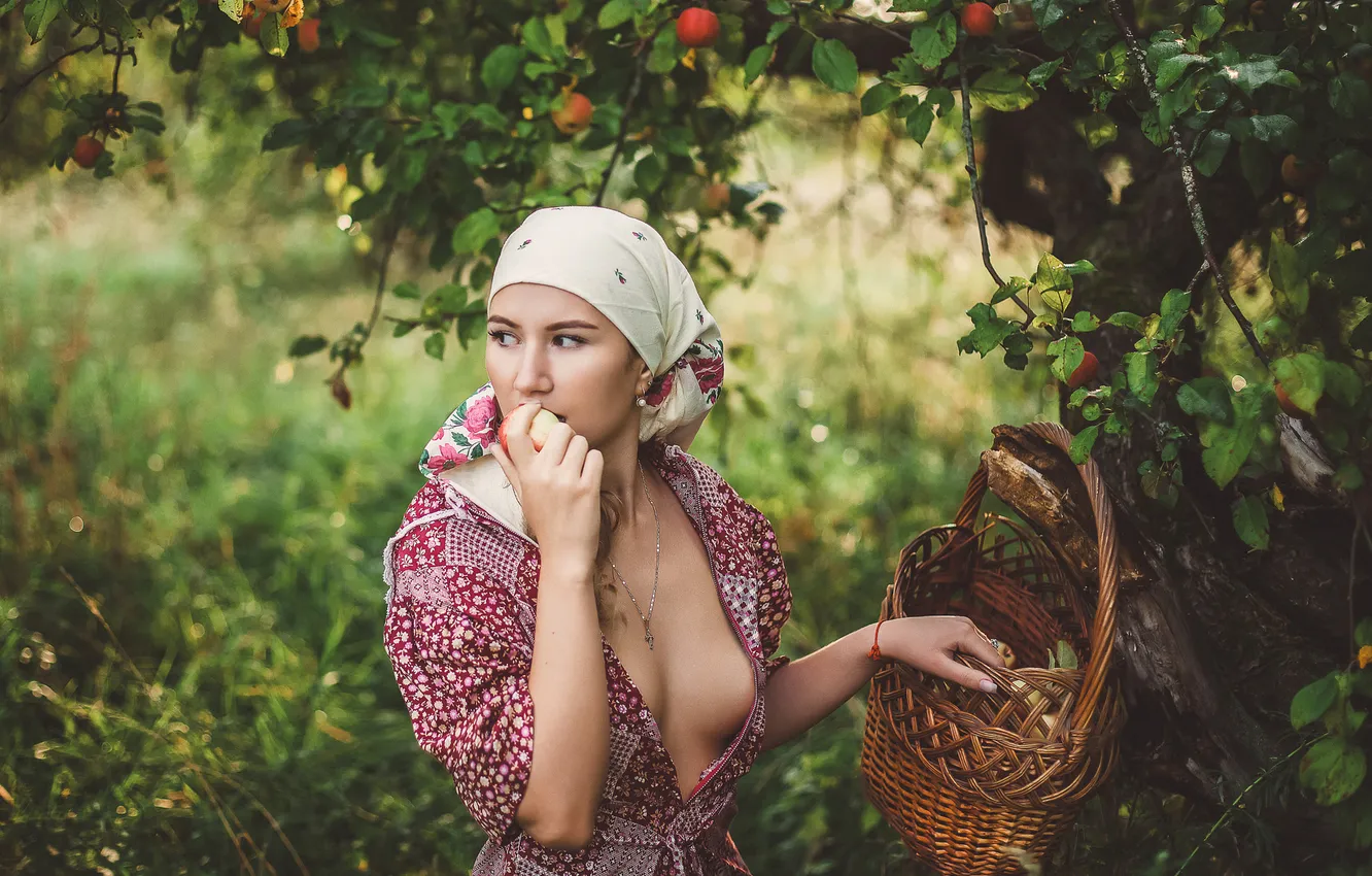 Фото обои грудь, лето, девушка, ветки, природа, поза, яблоки, руки