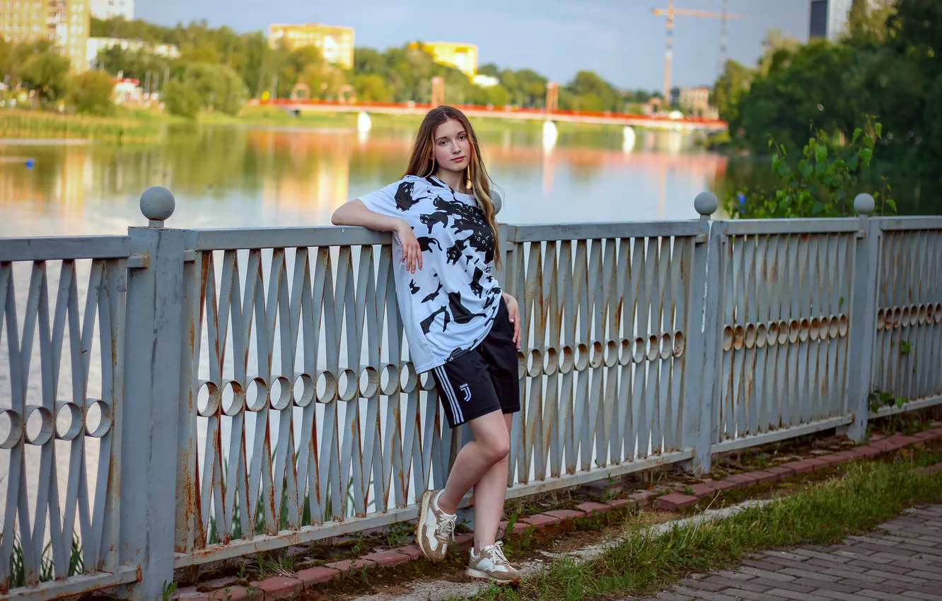 Фото обои girl, shorts, young, cute, T-shirt, long-haired, sneakers