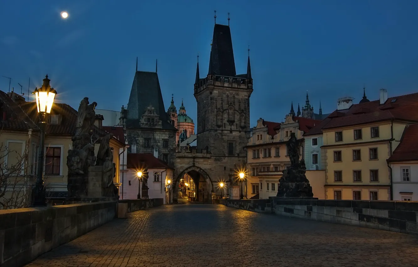 Фото обои небо, ночь, мост, огни, луна, Прага, Чехия, фонари