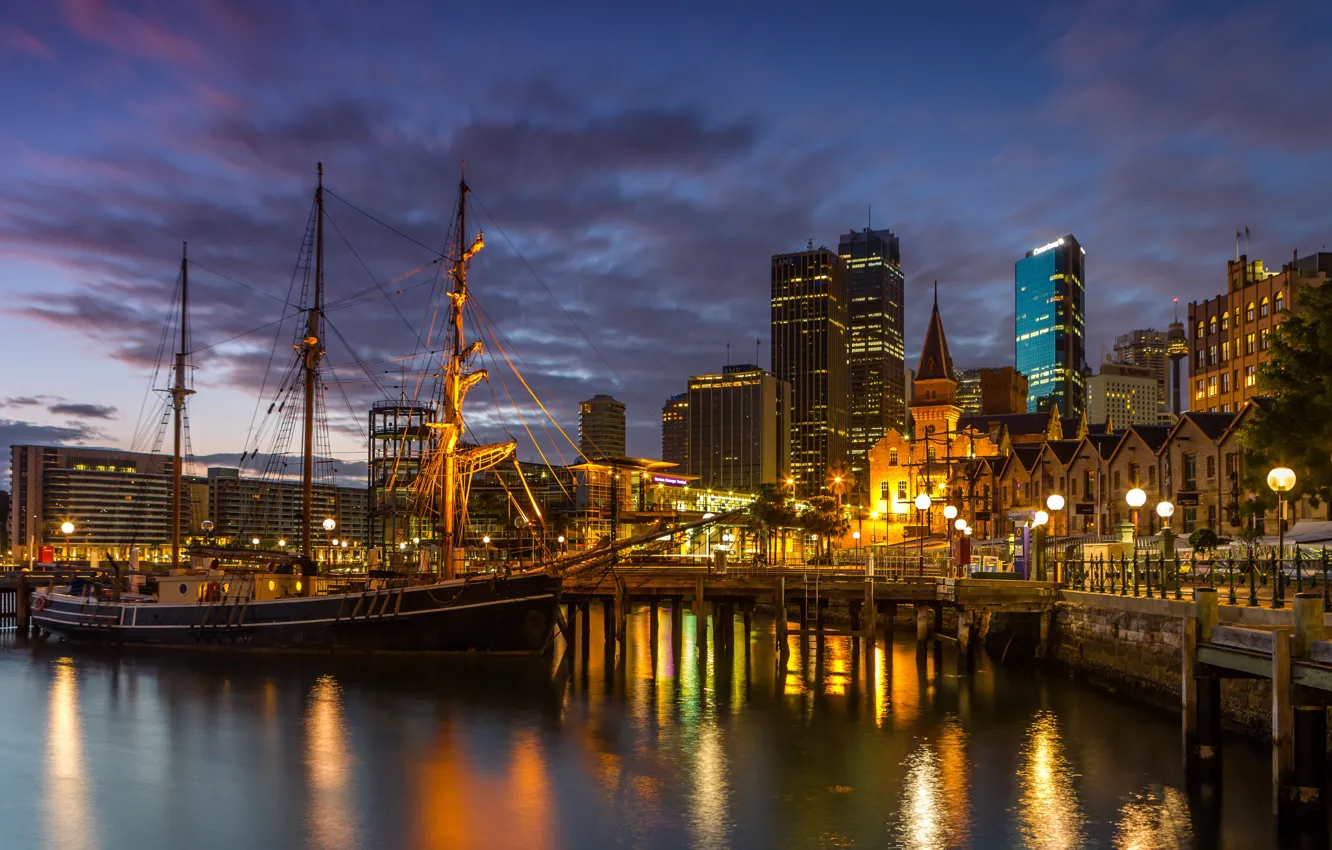 Фото обои облака, ночь, город, огни, отражение, берег, корабль, здания