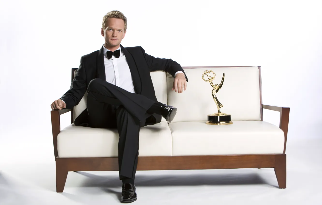 Фото обои диван, костюм, награды, актер, белый фон, How I Met Your Mother, Neil Patrick Harris