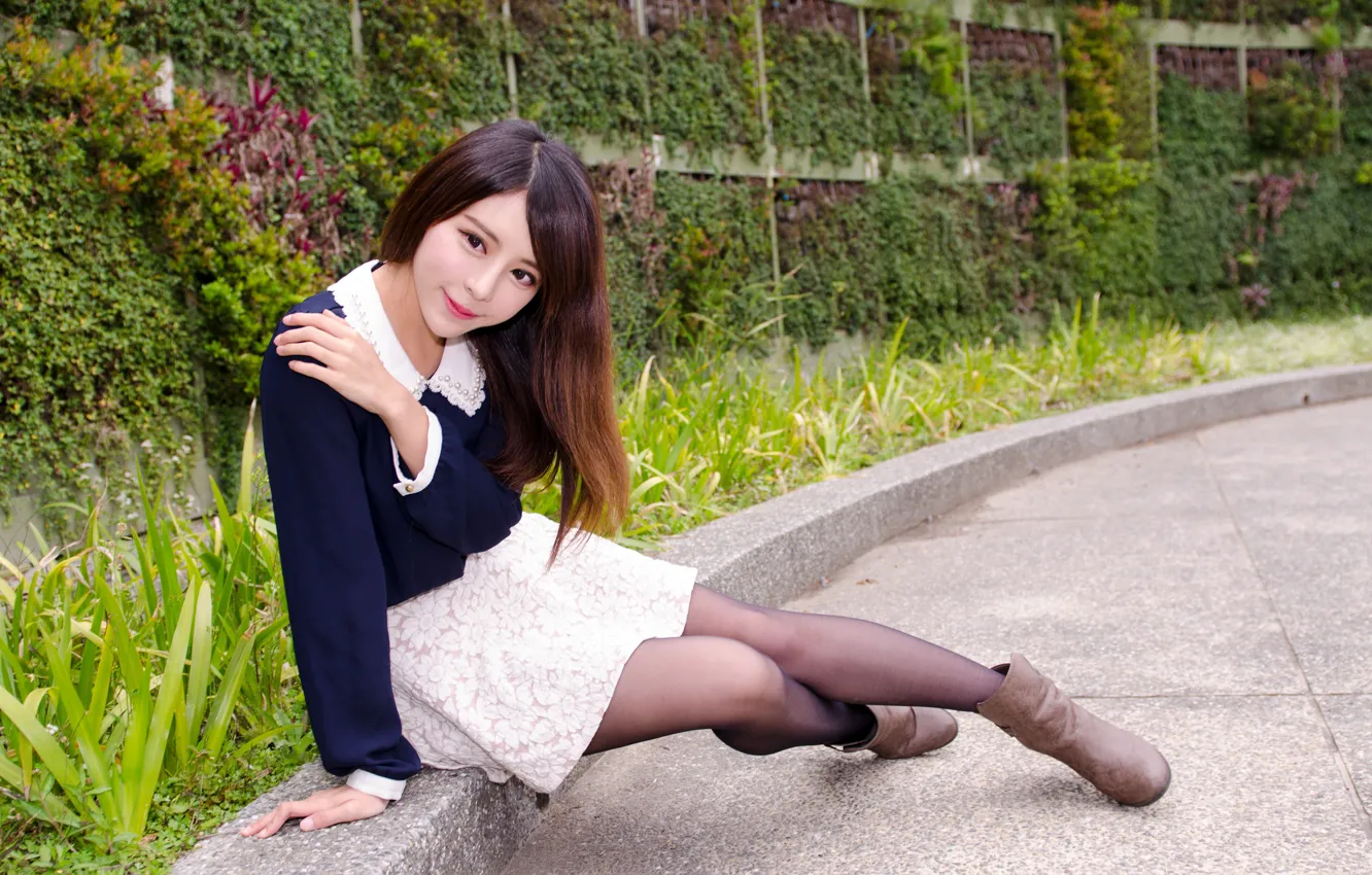 Фото обои поза, зеленая трава, азиатка, милашка, красивая девушка, beautiful girl, asian, pose