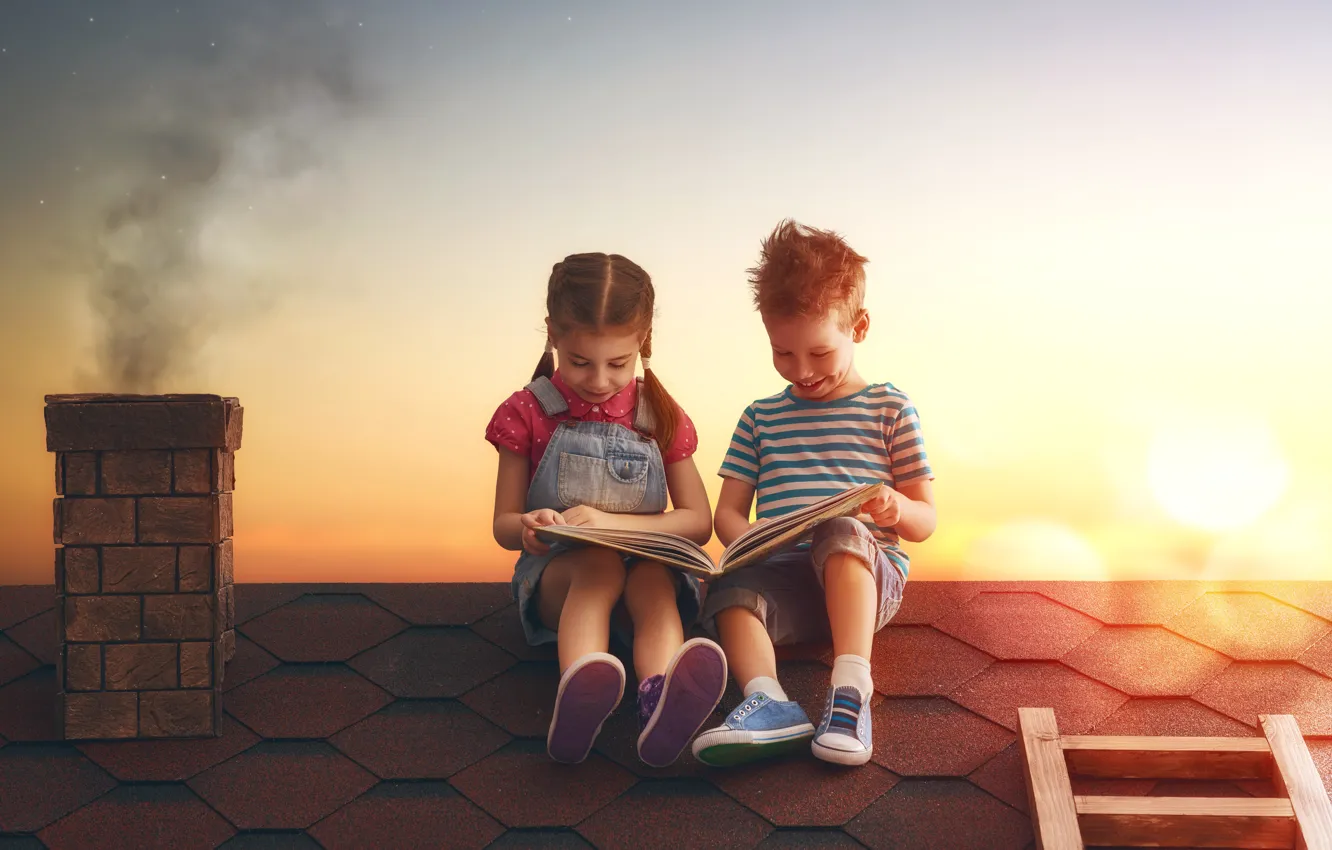 Фото обои крыша, закат, дети, дом, мальчик, девочка, книга, girl