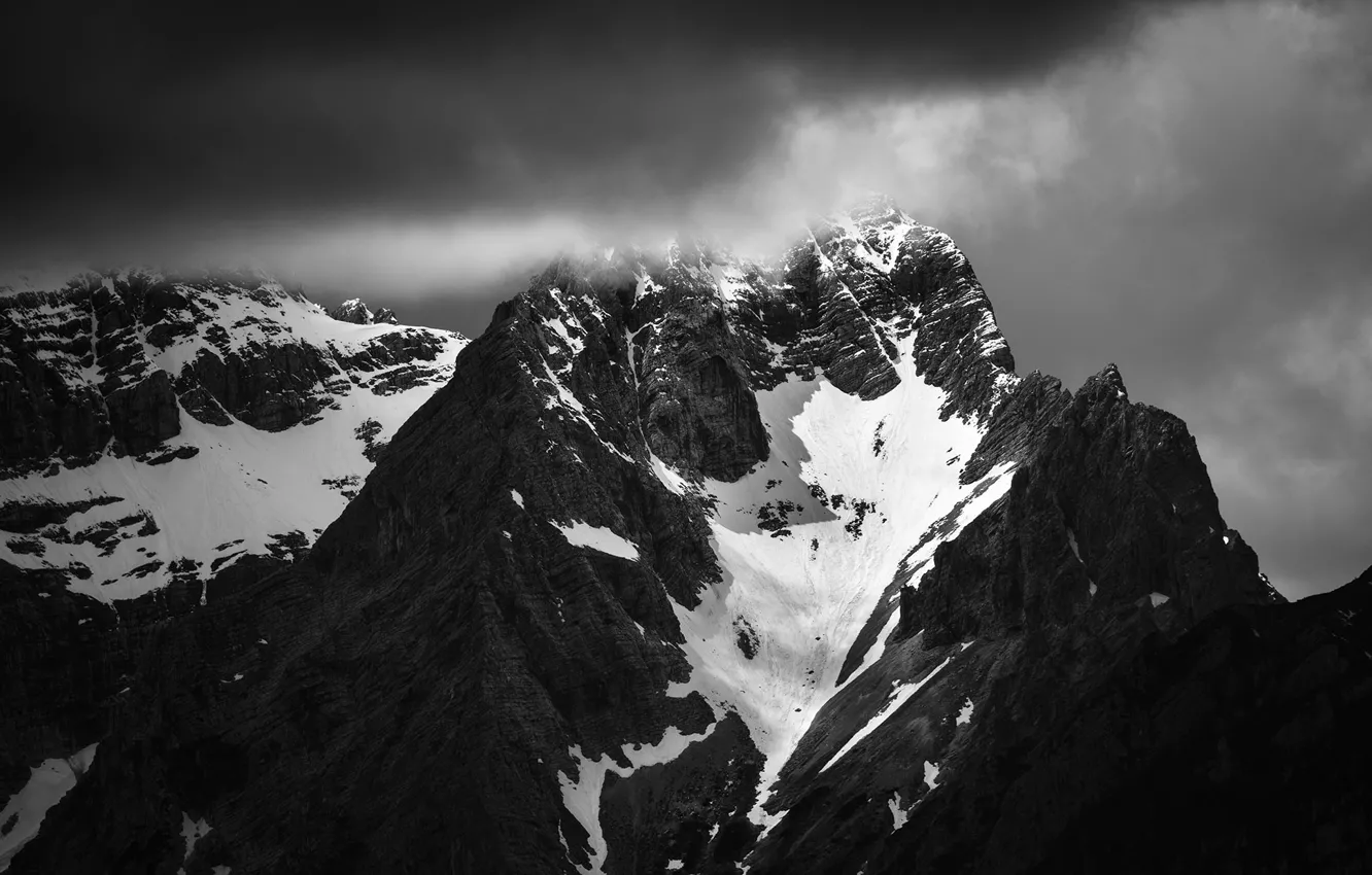Фото обои зима, небо, снег, горы, тучи, природа, скалы, черно-белое