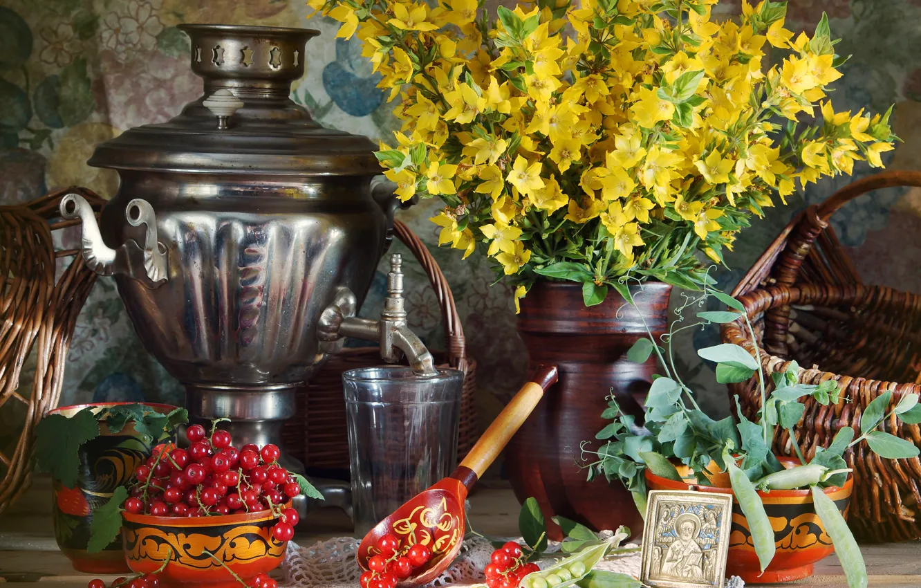 Фото обои цветы, стол, ягода, горох, ложка, чашки, ваза, стаканы