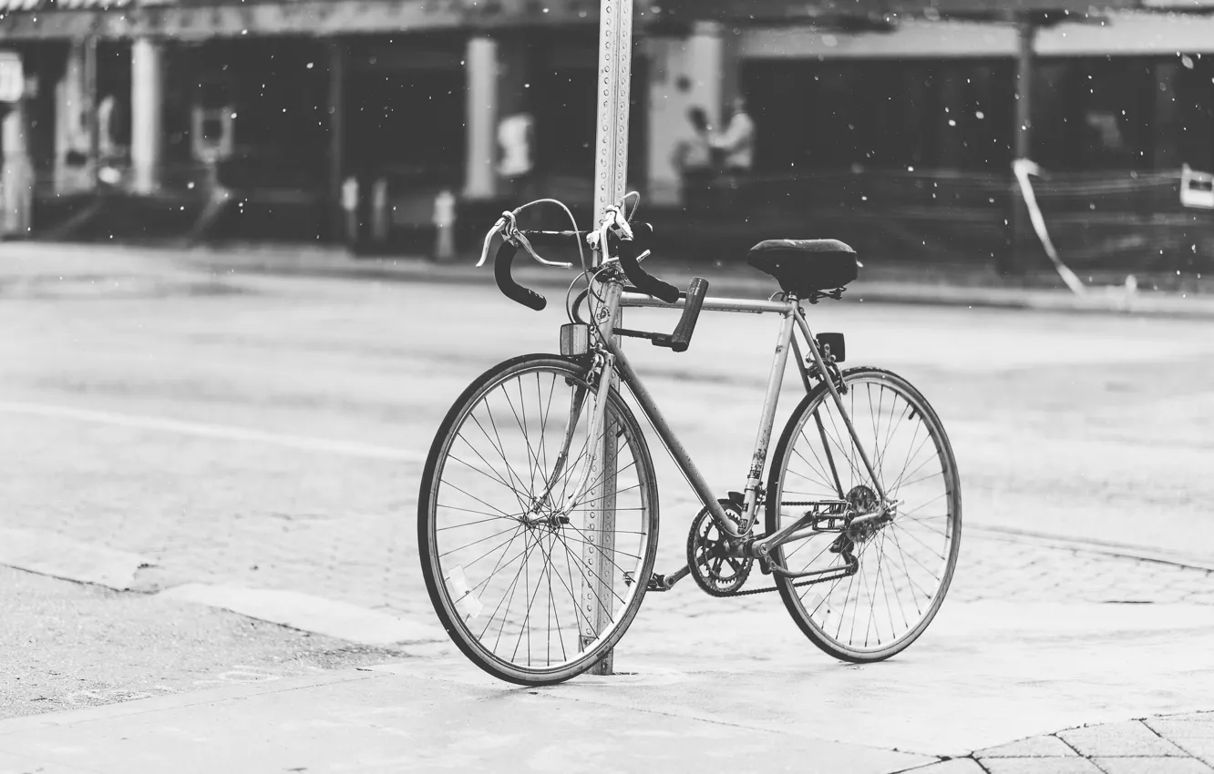 Фото обои капли, велосипед, город, дождь, улица, городской