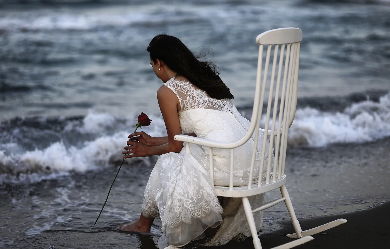 Фото обои море, девушка, роза, кресло