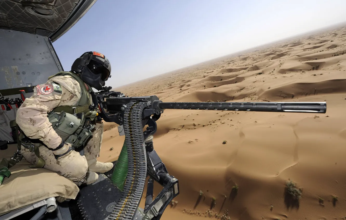 Фото обои пустыня, солдат, вертолет, M3M, тяжелый пулемет, GAU-21