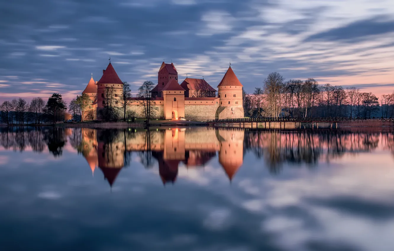 Фото обои закат, озеро, отражение, замок, Литва, Тракай, Trakai, Lithuania