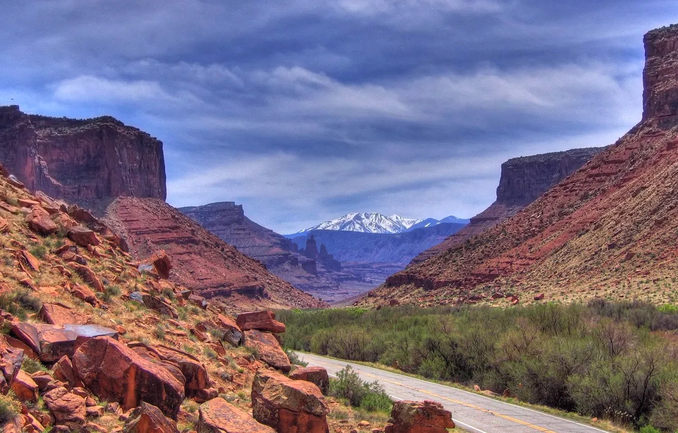 Фото обои дорога, небо, облака, снег, горы, природа, камни, каньон