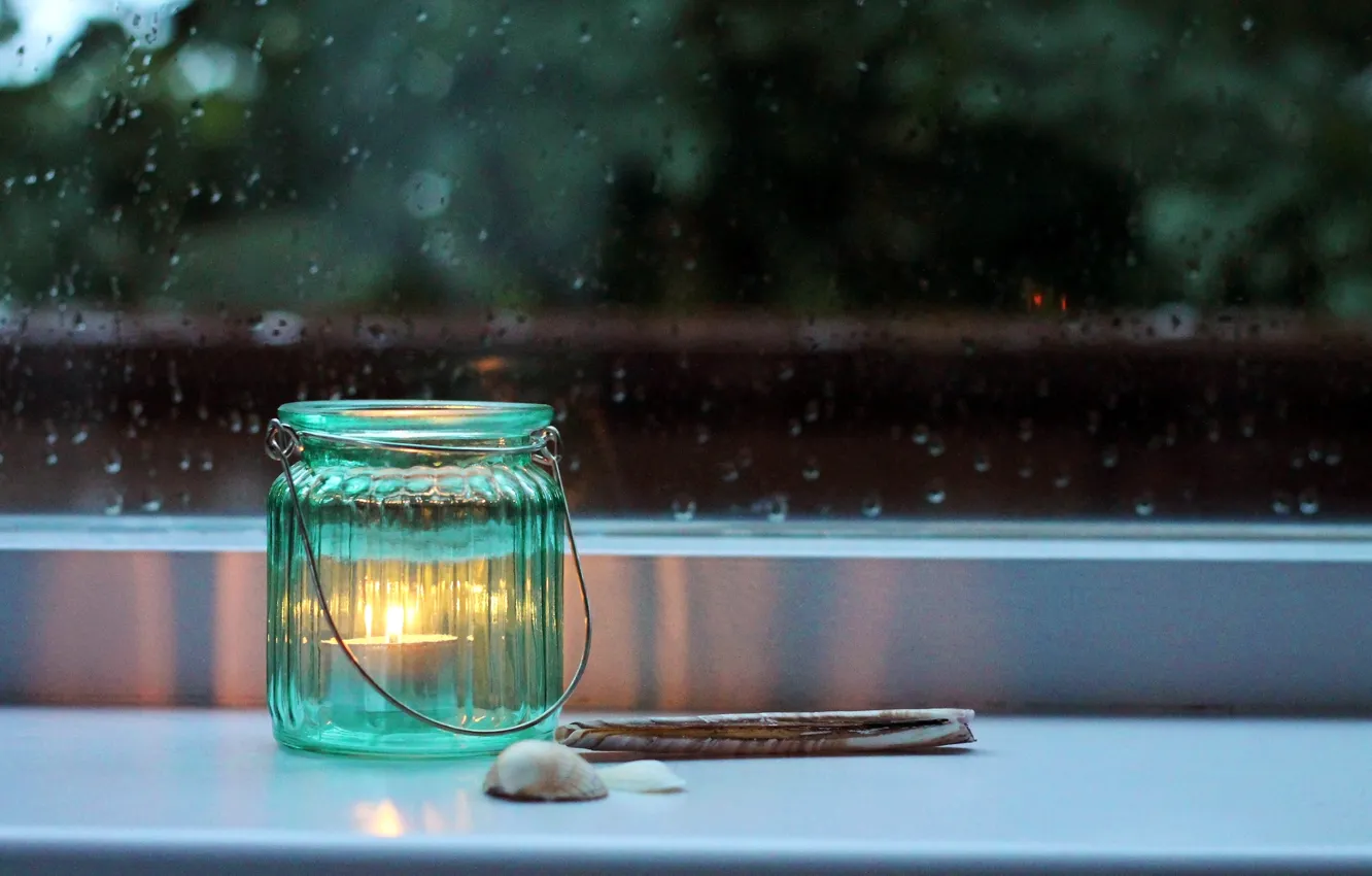 Фото обои стекло, дождь, свеча, вечер, окно, банка, ракушки, подоконник