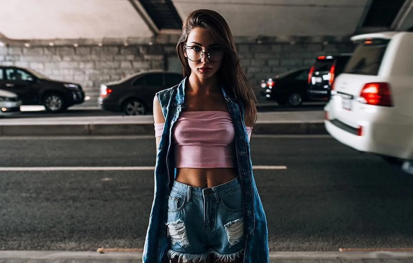 Фото обои shorts, woman, model, beauty, glasses, charming, denim