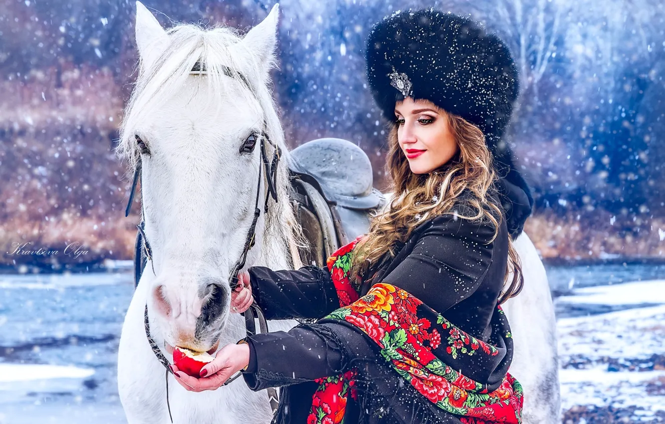 Фото обои девушка, снег, шапка, лошадь, яблоко, платок