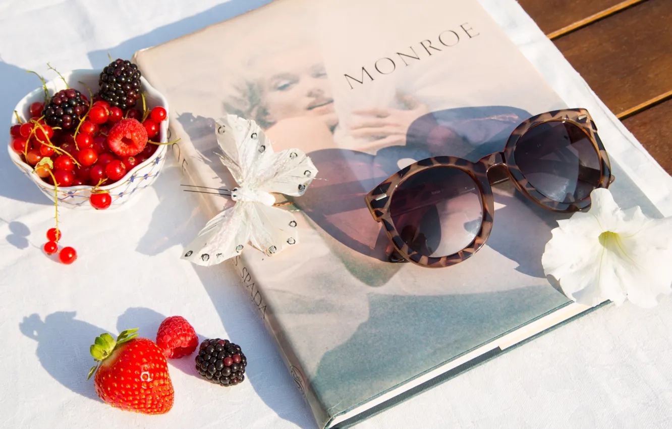 Фото обои ягоды, бабочка, очки, книга, Монро
