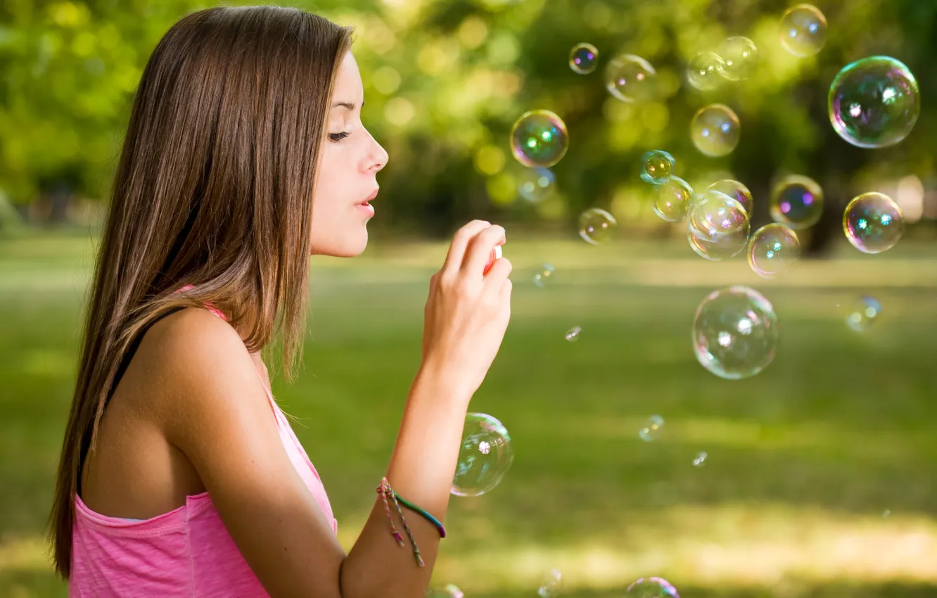 Фото обои девушка, мыльные пузыри, профиль, шатенка