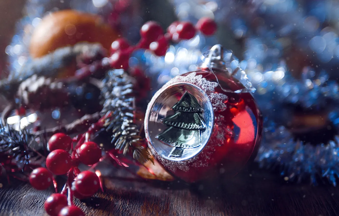Фото обои украшения, ветки, ягоды, праздник, доски, новый год, шар, мишура