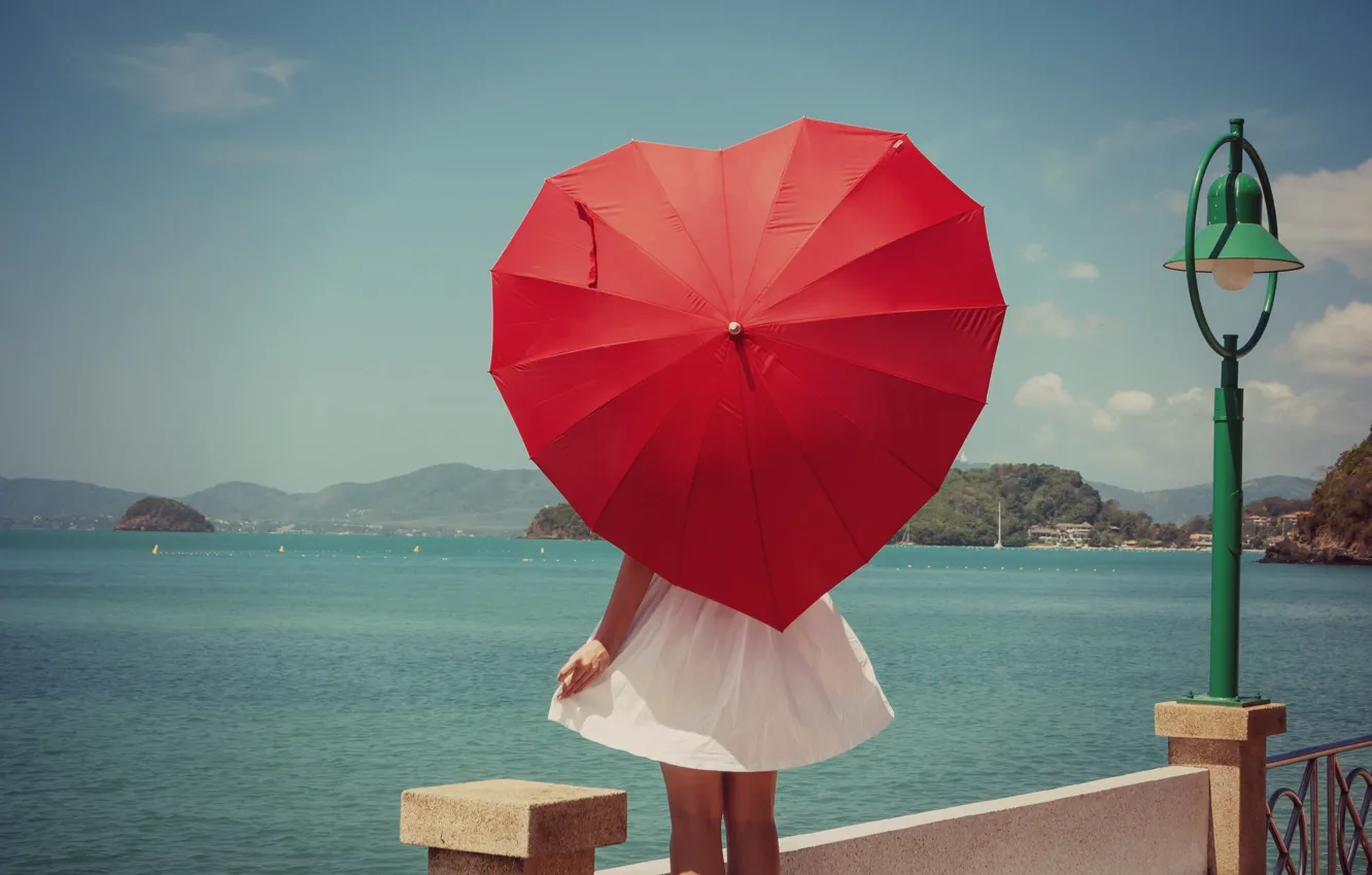 Фото обои море, небо, вода, девушка, красный, природа, река, зонтик