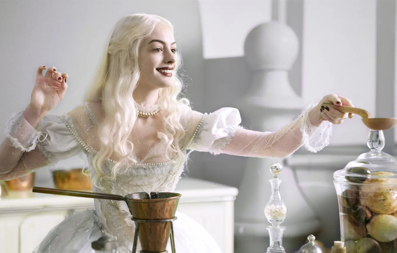 Фото обои Alice in Wonderland, белое платье, Алиса в Стране Чудес, угощение, готовка, White Queen, жемчужные бусы