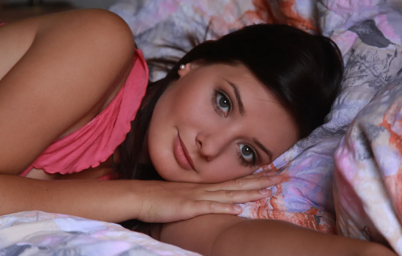 Фото обои Model, Anna Tatu, Cute, Close Up, Looking At Camera, On The Bed